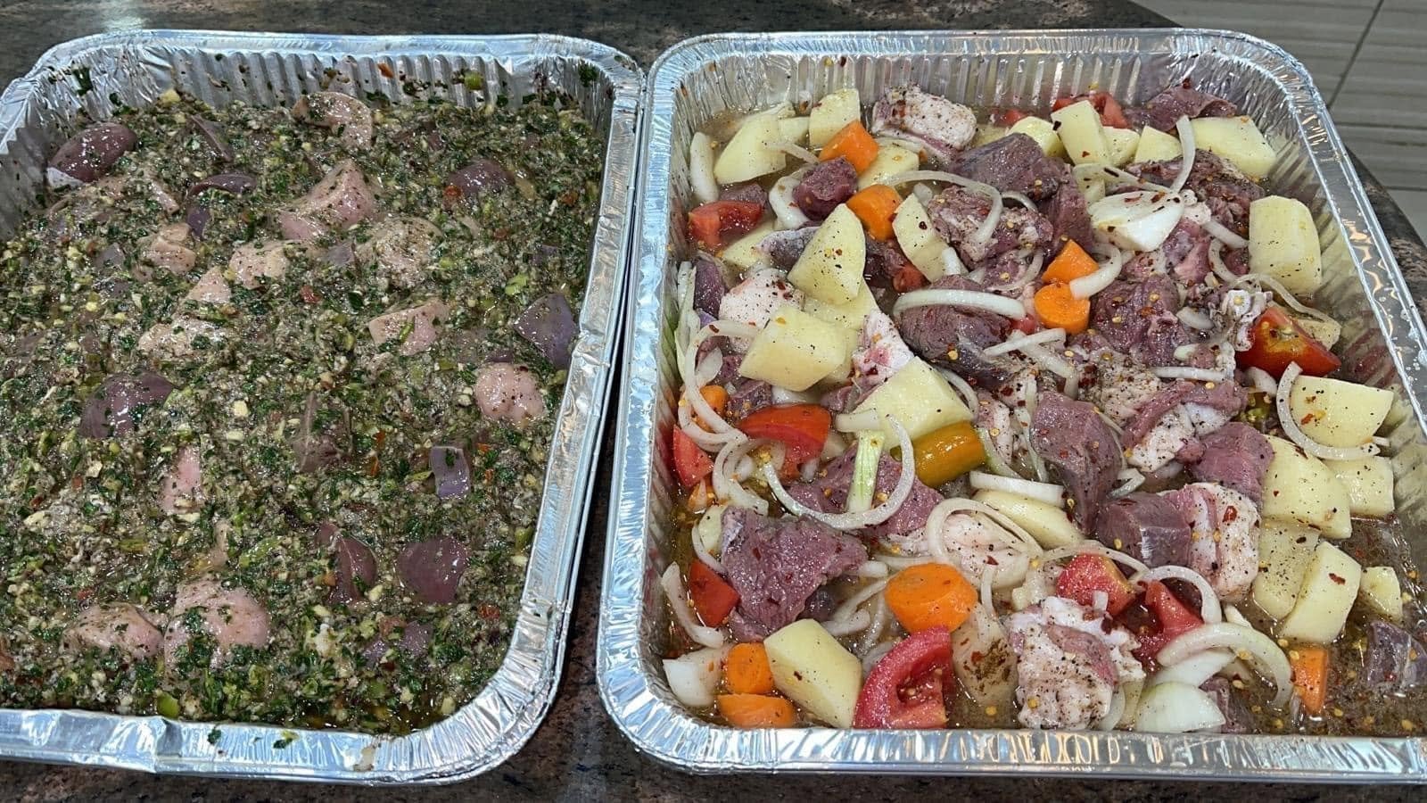 صواني مشكله داخل مطعم