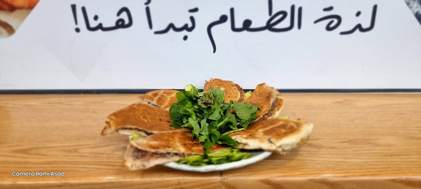 سندويشات مشاوي وعرايس لحمة داخل المطعم